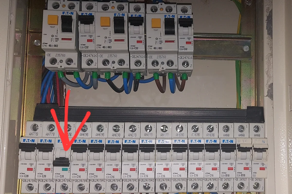 Eski tip sigortalar bulunan kalabalık elektrik panosu