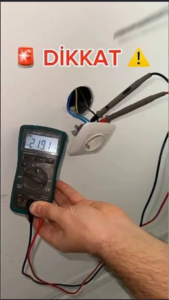 Elektrik prizinde multimetre ile gerilim ölçümü