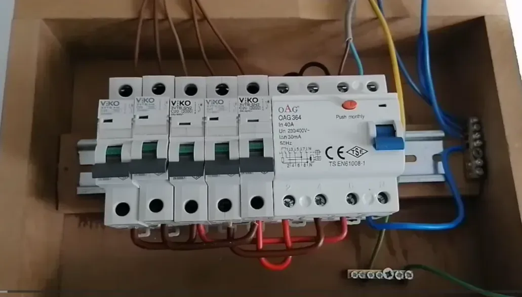 Kaçak akım rölesi ve elektrik panosu