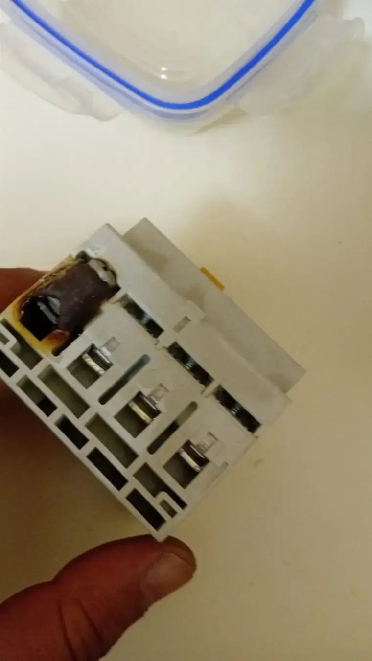 Elektrik Prizinden Kıvılcım Çıkması Normal mi?