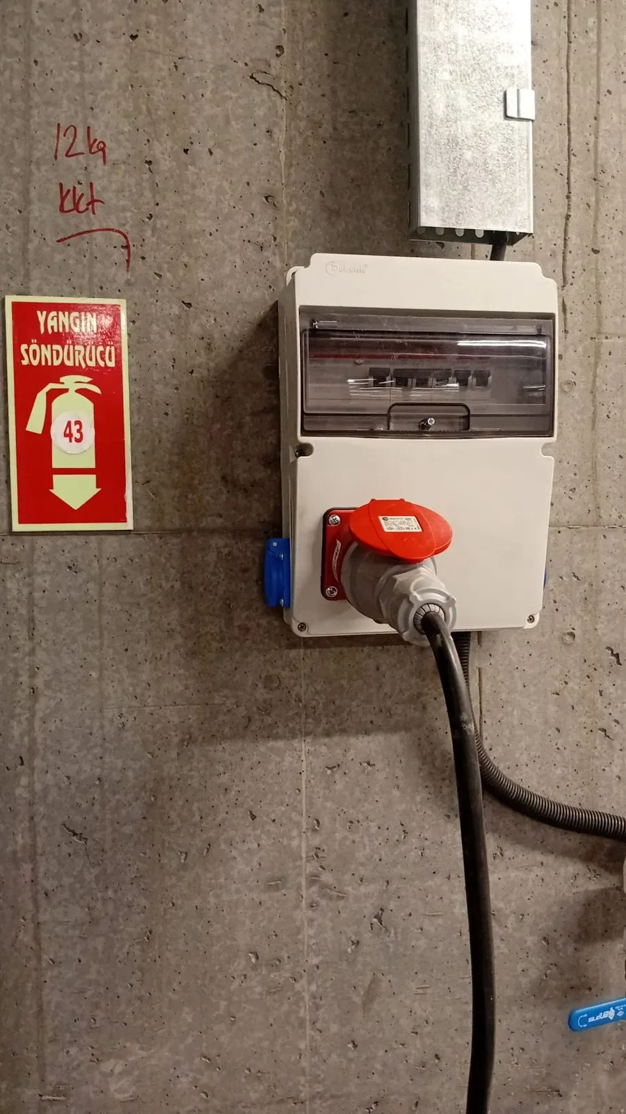 Elektrikçi şofben montajı ve güvenli hat kontrolü.