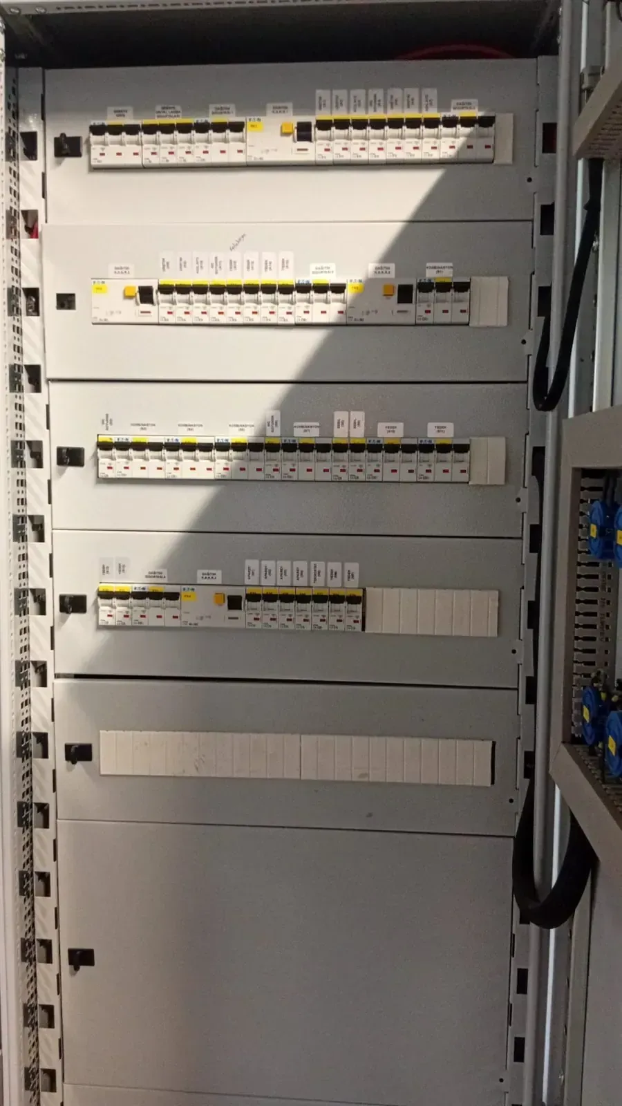 Elektrik panosunda sigorta ve bağlantı kontrolü