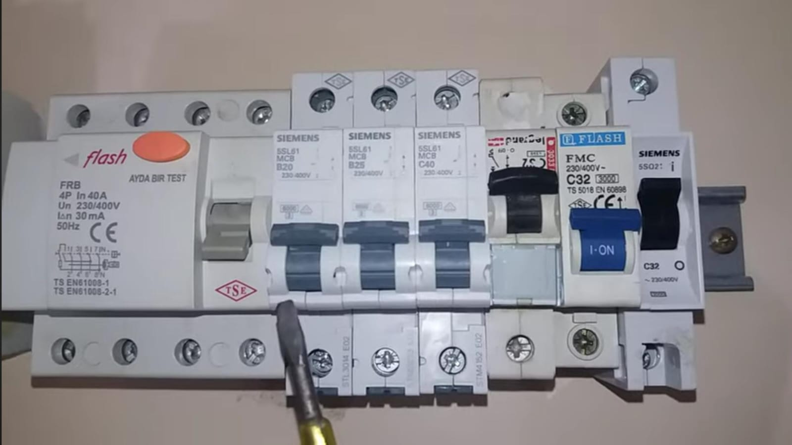Sigorta arızası kontrol edilen elektrik panosu